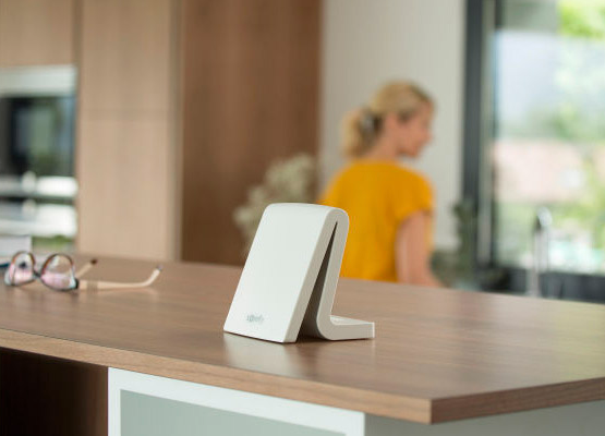 Somfy TaHoma központi egység egy konyhapulton